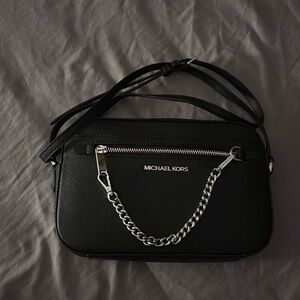 black and silver crossbody michael kors bag